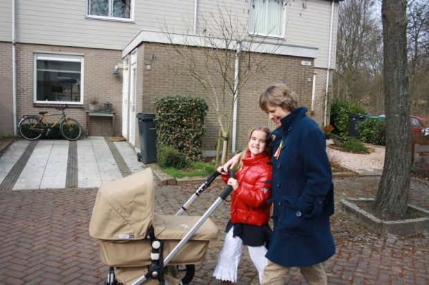Elin en Mama met Florijn in de kinderwagen