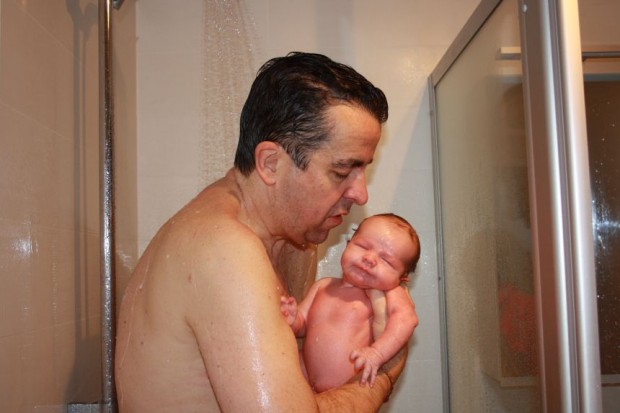 Papa met Florijn onder de douche